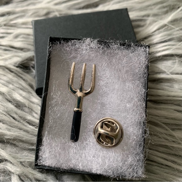 Vintage Gardening Lapel Pin Trowel Hand Fork Spade - Picture 1 of 6